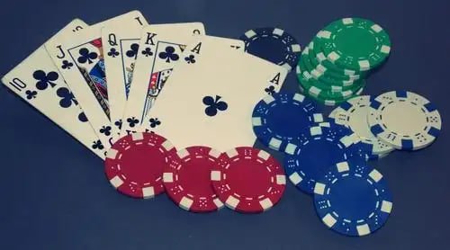 Pengguna mengakses sportsbook dan kasino live menggunakan smartphone Android dalam kondisi sinyal rendah